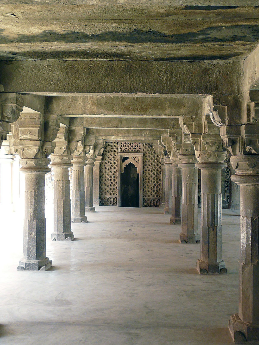 Pillared hall on the first floor side arcade, Atala Mosque, Jaipur, India (photo: Varun Shiv Kapur, CC BY 2.0)