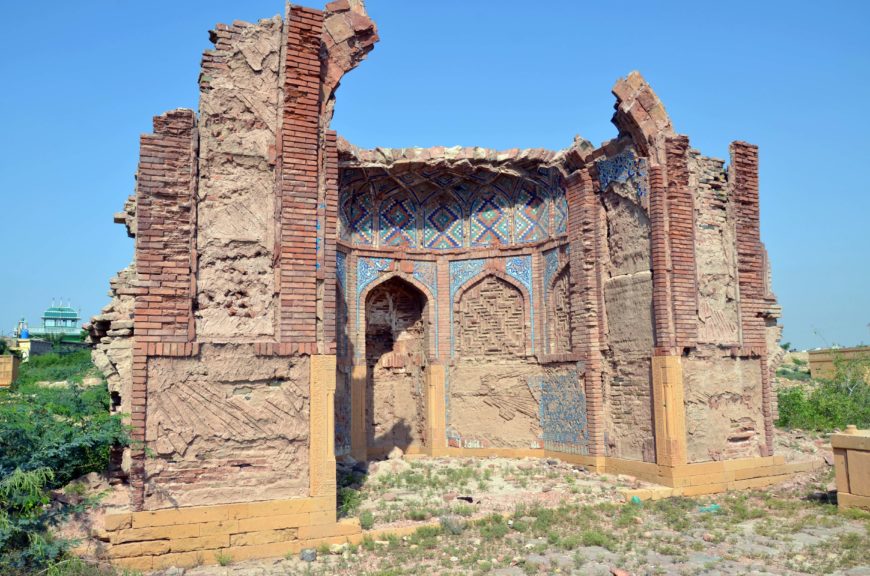 Makli, brick and tile enclosure, 16th century (photo: Fatima Quraishi)