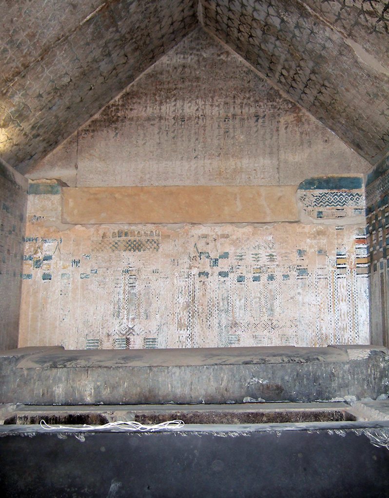 Unas' burial chamber displaying the sarcophagus, royal palace facade motif, west gable inscriptions, and starry ceiling (photo: Vincent Brown, CC BY 2.0)