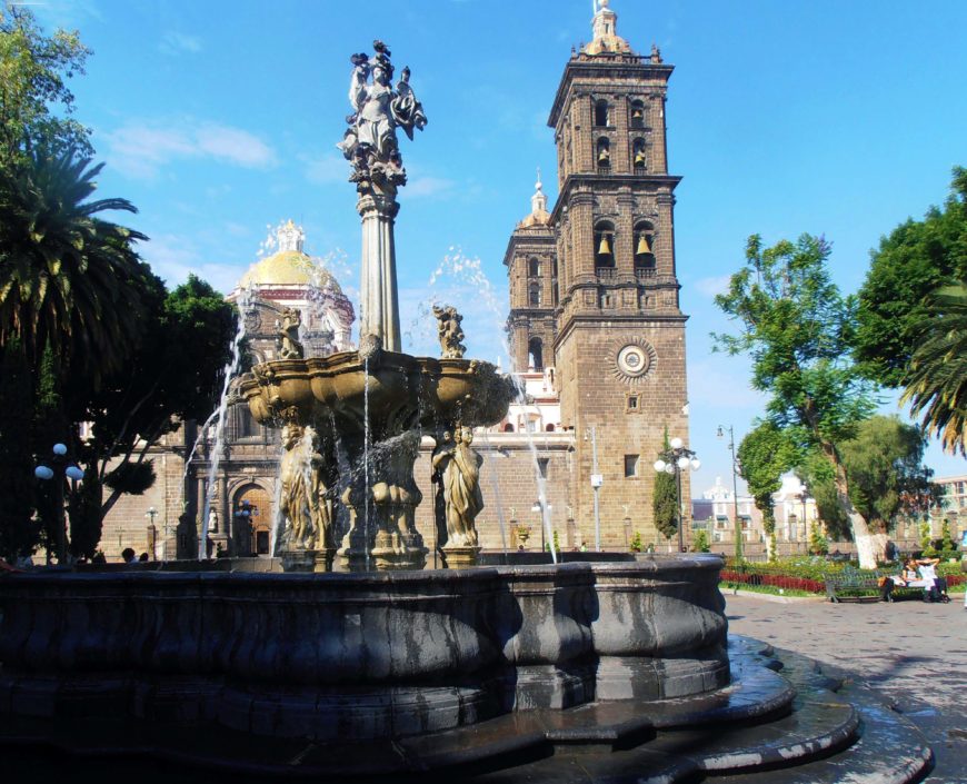 Fountain of San Miguel in the main plaza of Puebla, with the Cathedral towering in the background (photo: Gusvel, CC BY 3.0)