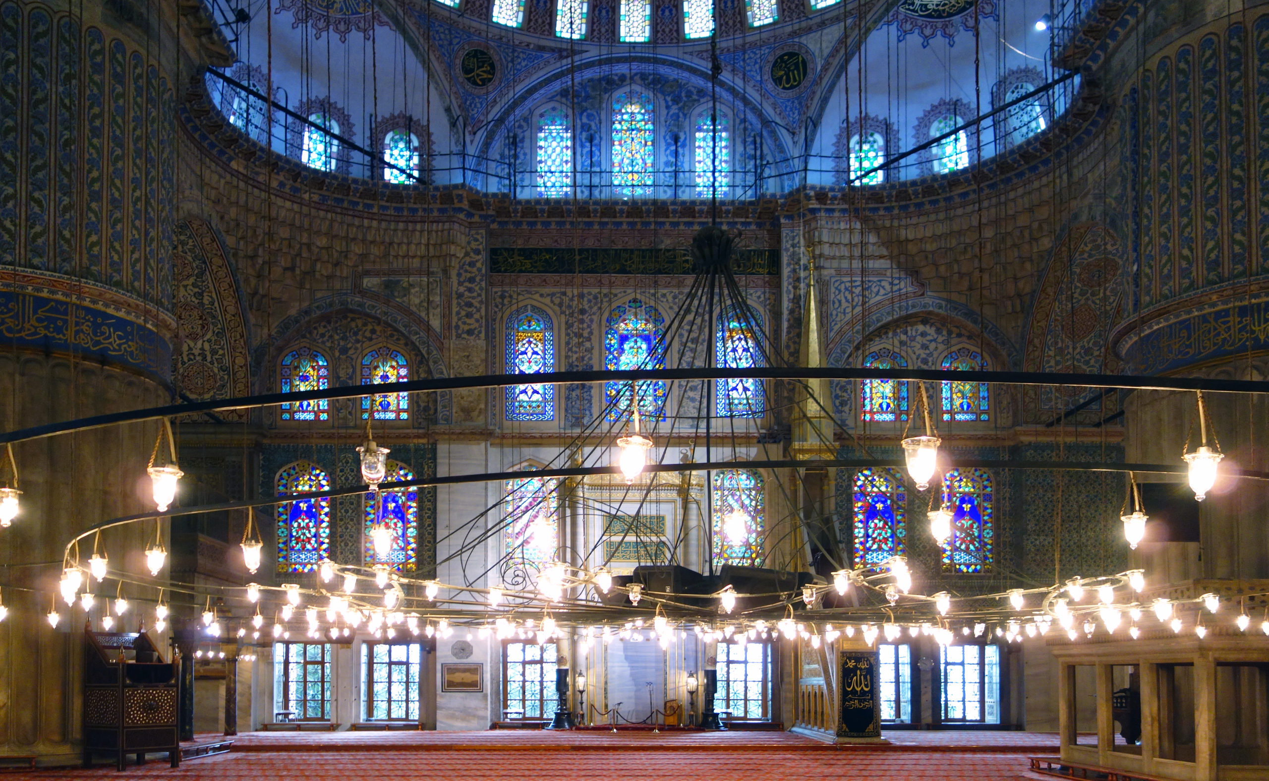 View of the qibla wall with the niche center, the minbar right, and the sultan’s platform far right, Blue Mosque; note the massive piers at the far left and right (photo: Steven Zucker, CC BY-NC-SA 2.0)
