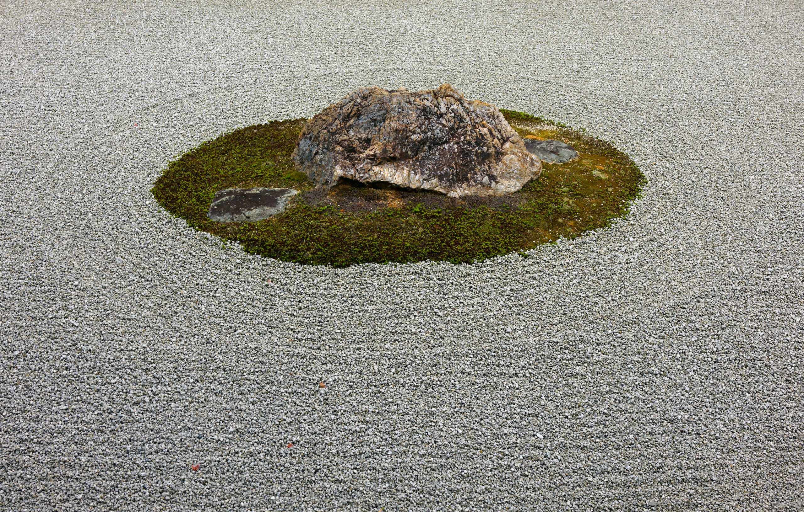 Dry rock garden, Ryōanji (Peaceful Dragon Temple), Kyoto, Japan (image: Steven Zucker, CC BY-NC-SA 2.0)