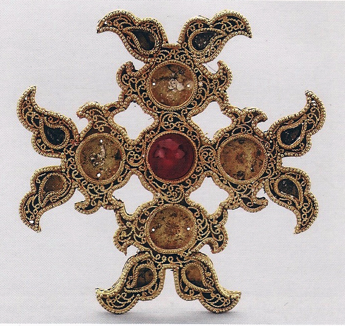 Ornament from a boqta headdress. Gold and carnelian, Excavated in 2001 from a Yuan tomb near the Eng’er River, Xilin Gol League, Inner Mongolia.  Height: 6.1 cm; width: 6 cm. Inner Mongolia Autonomous Region Museum. Image source: The World of Khubilai Khan, 82, fig. 114.