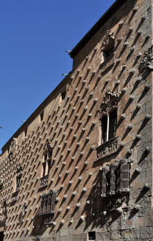 Detail of the exterior of the Casa de las Conchas, Salamanca, Spain (photo: Luis Rogelio HM, CC BY-SA 2.0)
