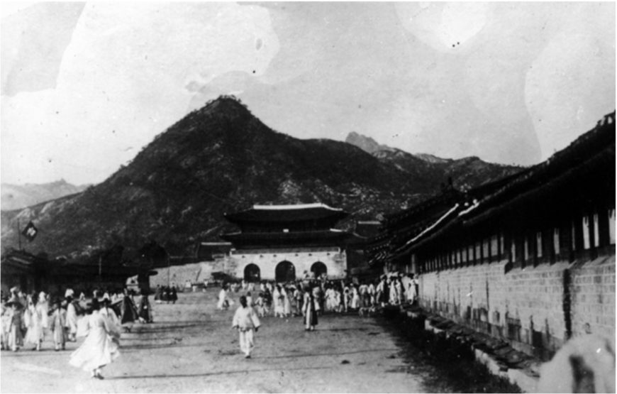 Dry plate (from the collection of the National Museum of Korea) of an original photograph entitled “Gyeongbokgung Palace, Gwanghwamun Gate, and Yukjo Street” from Im Osten Asiens (1896) by Otto E. Ehler.