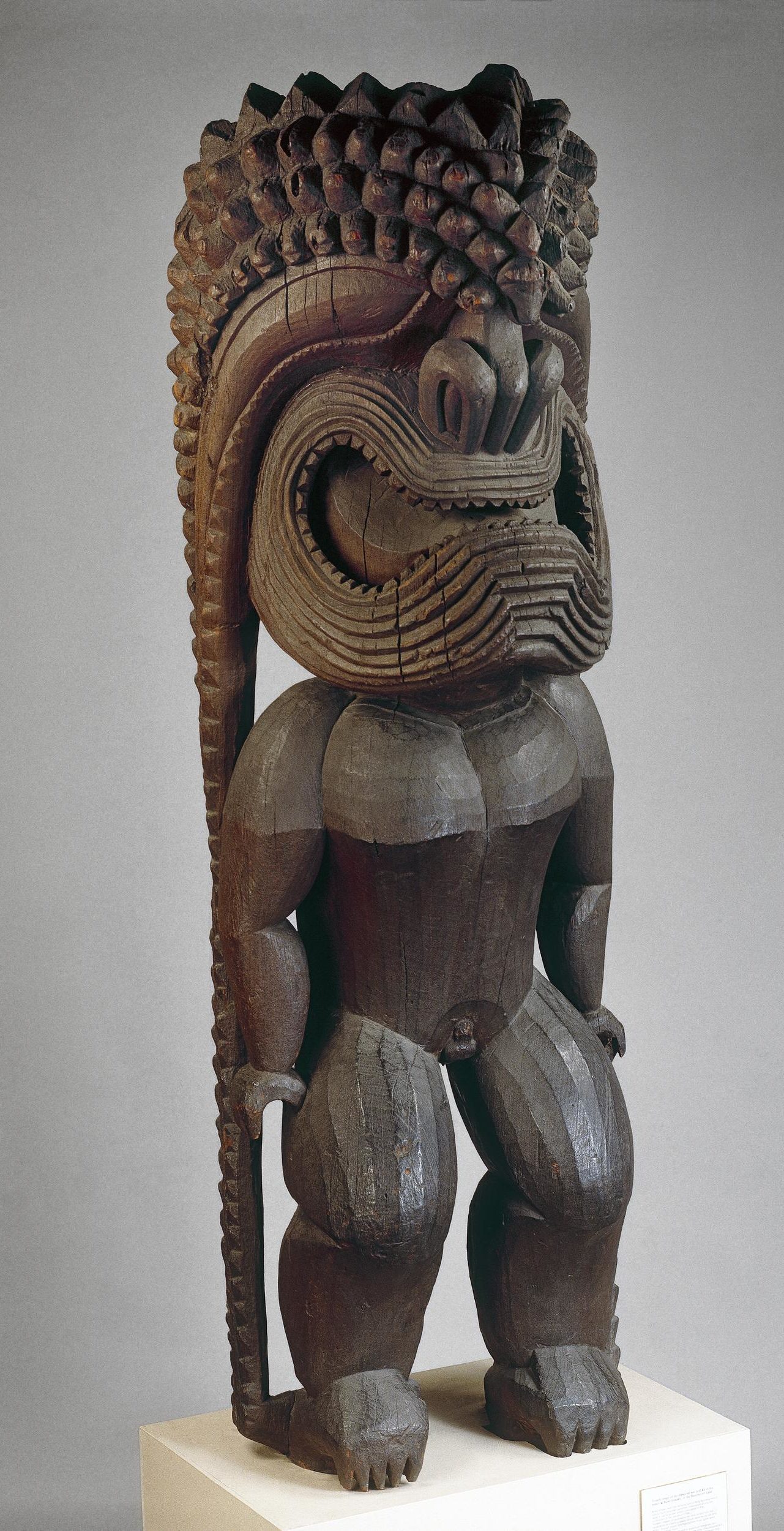 Figure of the war god Kūkaʻilimoku, c. 1790–1810, C.E., 272 cm high, Hawaiʻi (© Trustees of the British Museum)