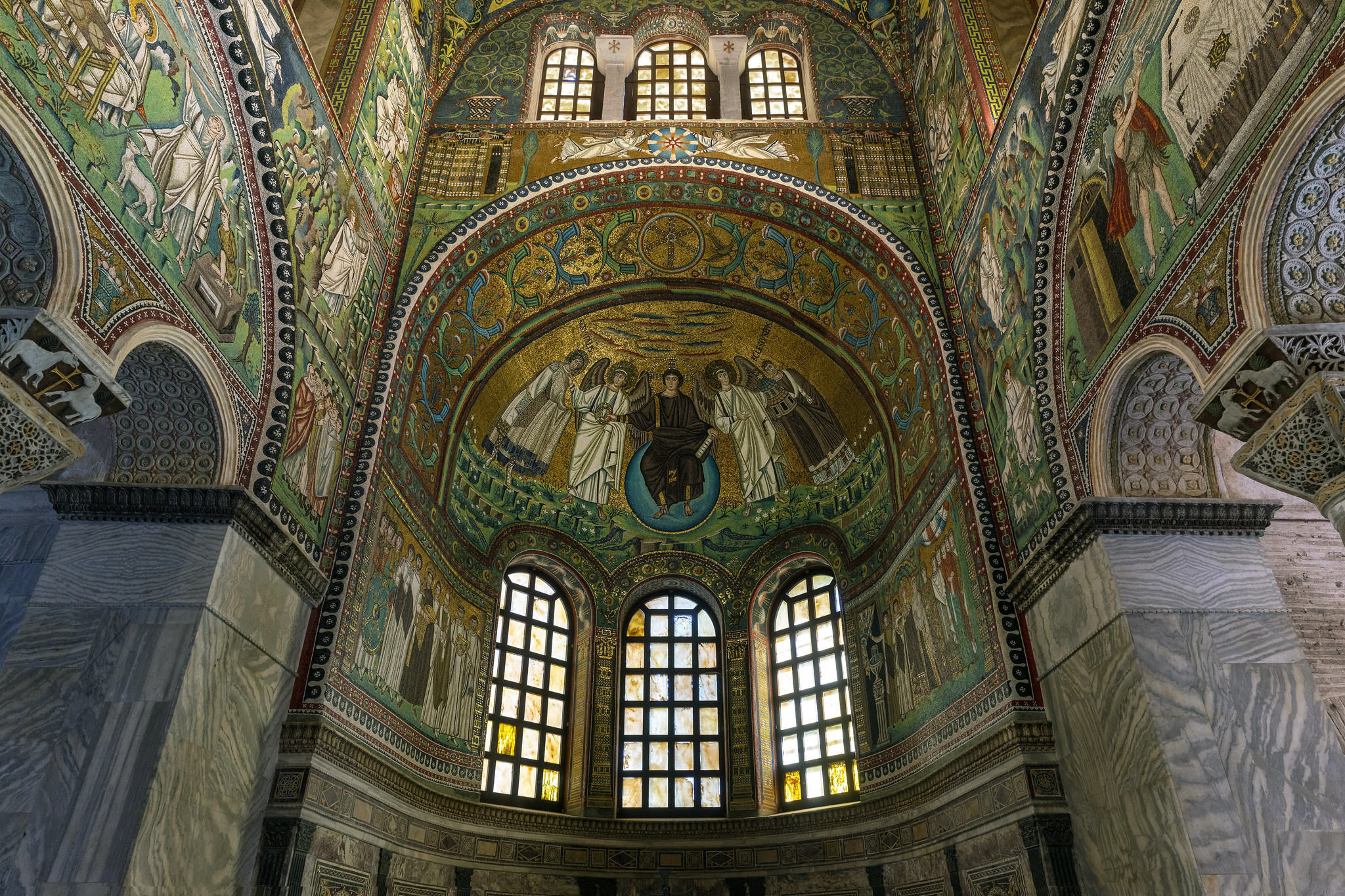 Chancel with Justinian mosaic at lower left and apse mosaic at center, San Vitale, consecrated 547, Ravenna, Italy (photo: Steven Zucker, CC BY-NC-SA 2.0)