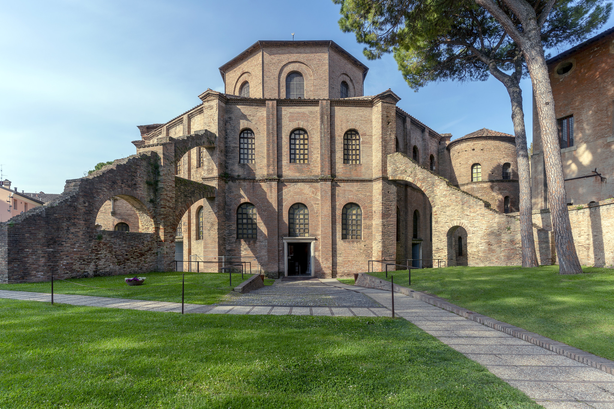 San Vitale, begun c. late 520s, consecrated 547, mosaics date between 546 and 556. The Church was restored 1540s, 1900, 1904, and in the 1930s, Ravenna, Italy (photo: Steven Zucker, CC BY-NC-SA 2.0)