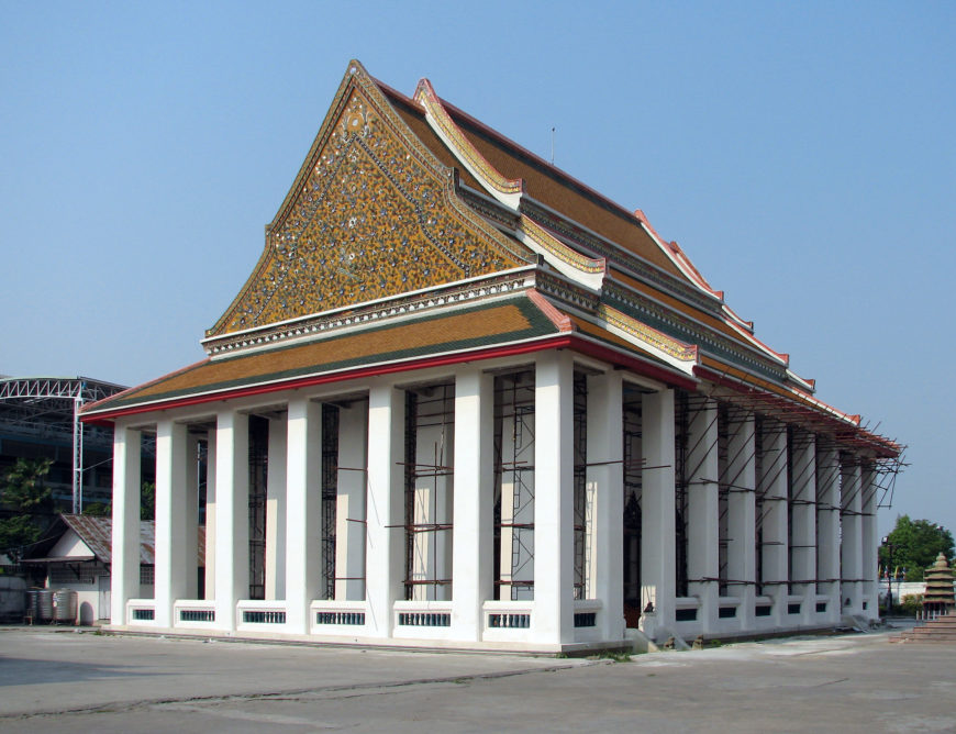 This is the original wihan at Wat Kanlayanamit, Bangkok. It is architecturally very similar to the ubosot, but can be distinguished by the absence bai sema encircling it. A second, larger wihan was subsequently built between the original wihan and ubosot (photo by the author).