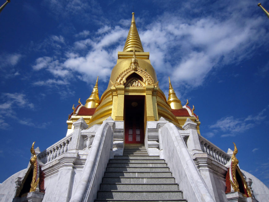 An elaborately constructed chedi with multiple gilded spires at Wat Tri Thotsathep, Bangkok (photo by the author).