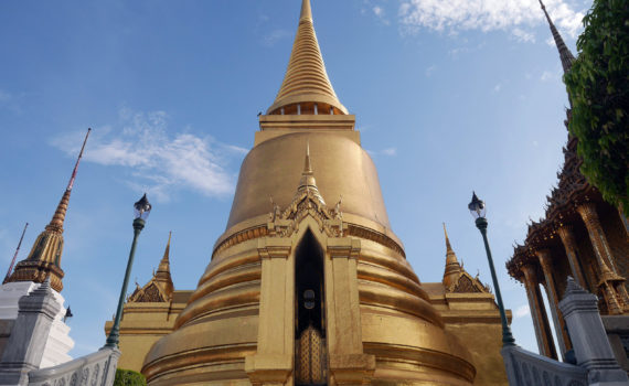 Phra Si Rattana Chedi, a stupa covered in gold mosaic tiles, , Wat Phra Kaew, Bangkok, Thailand (photo: กสิณธร ราชโอรส, CC BY-SA 4.0)