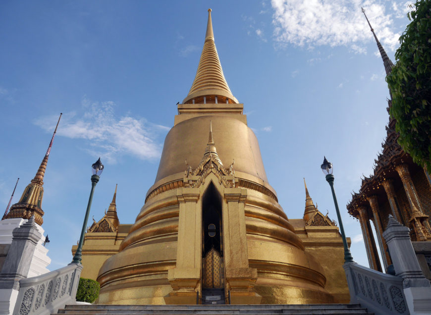 Phra Si Rattana Chedi, a stupa covered in gold mosaic tiles (photo: กสิณธร ราชโอรส, CC BY-SA 4.0)