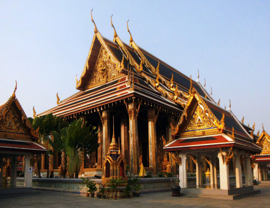 Ordination Hall, Wat Phra Kaew, Bangkok, Thailand (photo: กสิณธร ราชโอรส, CC BY-SA 4.0)