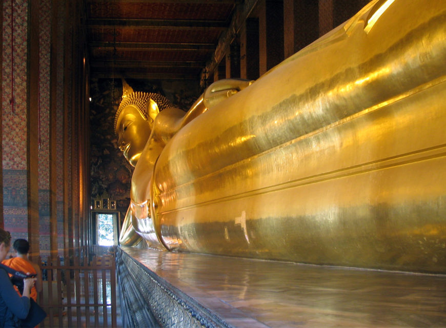 wihan of the “Reclining Buddha” at Wat Phra Chetuphon in Bangkok (photo: Douglas J. McLaughlin, CC BY 2.5)