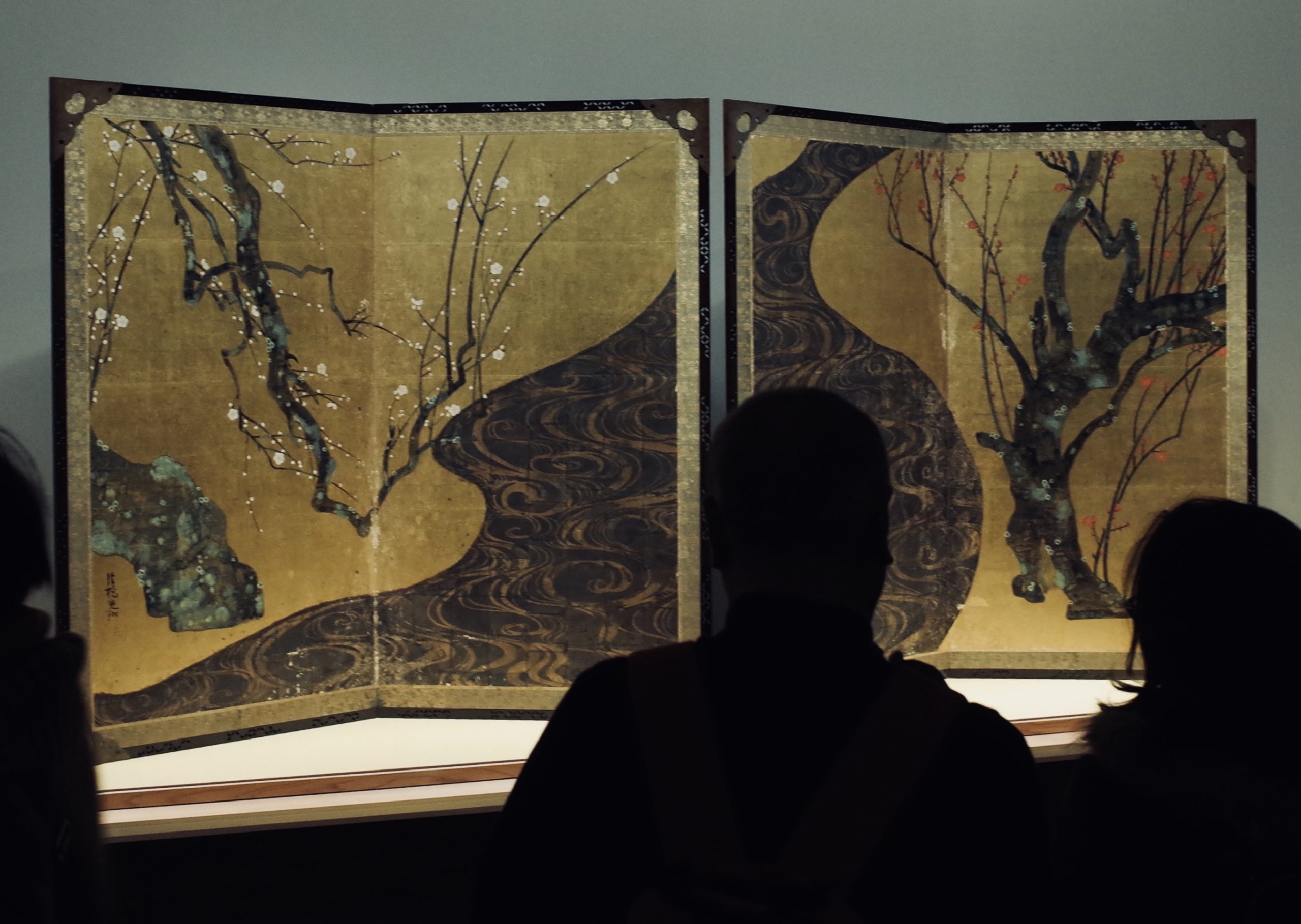 Ogata Kōrin, Red and White Plum Blossoms, Edo period, 18th century, pair of two-fold screens, color and gold leaf on paper, 156 x 172.2 cm each, National Treasure (MOA Museum, Atami, Japan; photo: mxmstryo, CC BY 2.0)