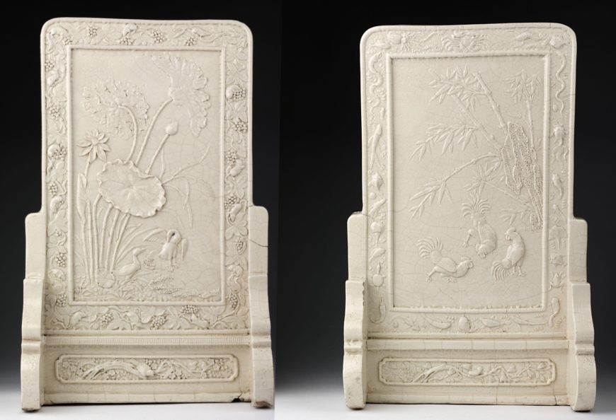 Table screen, dated to the Kangxi period (1662–1722 C.E.) of the Qing dynasty, glazed porcelain, 39.6 cm high (<a href="https://collections.vam.ac.uk/item/O461325/table-screen-unknown/" target="_blank" rel="noopener">Victoria and Albert Museum</a>)