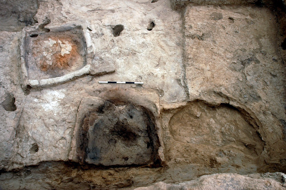 From left: A hearth, oven, and ladder cut in Building 56, South Area, Çatalhöyük (photo: Çatalhöyük, CC BY-NC-SA 2.0)
