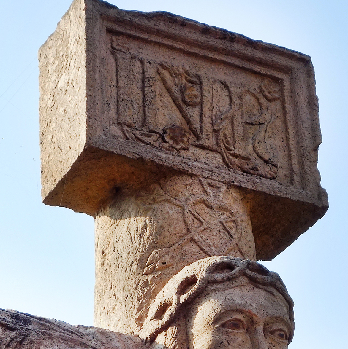 Carved INRI at top and pierced heart below (detail), Atrial Cross, San Agustín de Acolman (photo: Steven Zucker, CC BY-NC-SA 2.0)