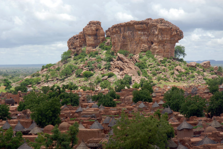 Dogon Village (foreground) near Mopti, Mali (photo: Emilio Labrador, CC BY 2.0)