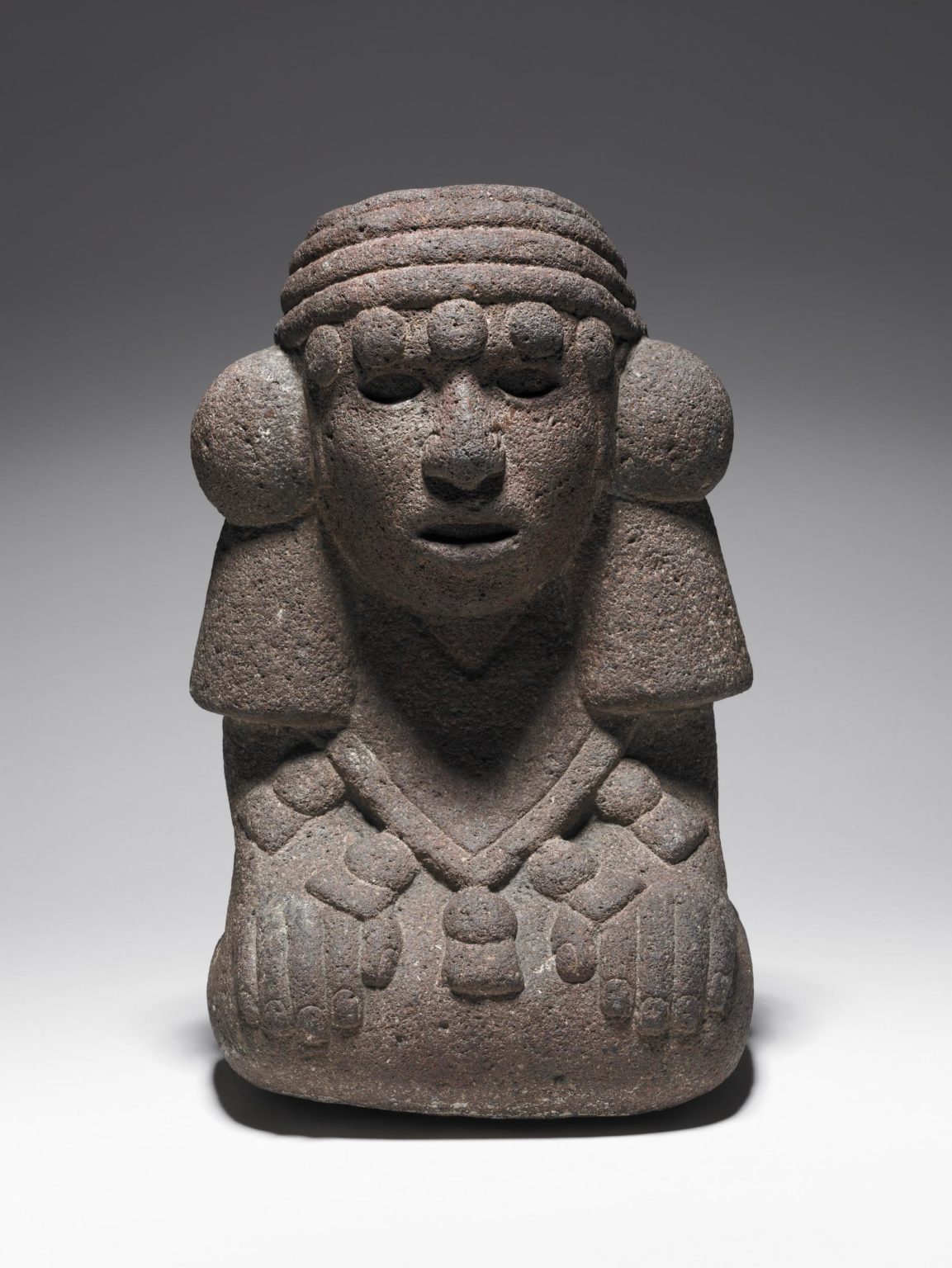 Smarthistory – Stone kneeling figure of Chalchiuhtlicue