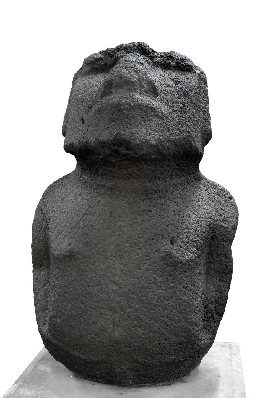 Moai Hava (“Dirty statue” or “to be lost”), Moai (ancestor figure), c. 1100–1600 C.E., 156 cm high, basalt, Rapa Nui (Easter Island) (© Trustees of the British Museum)