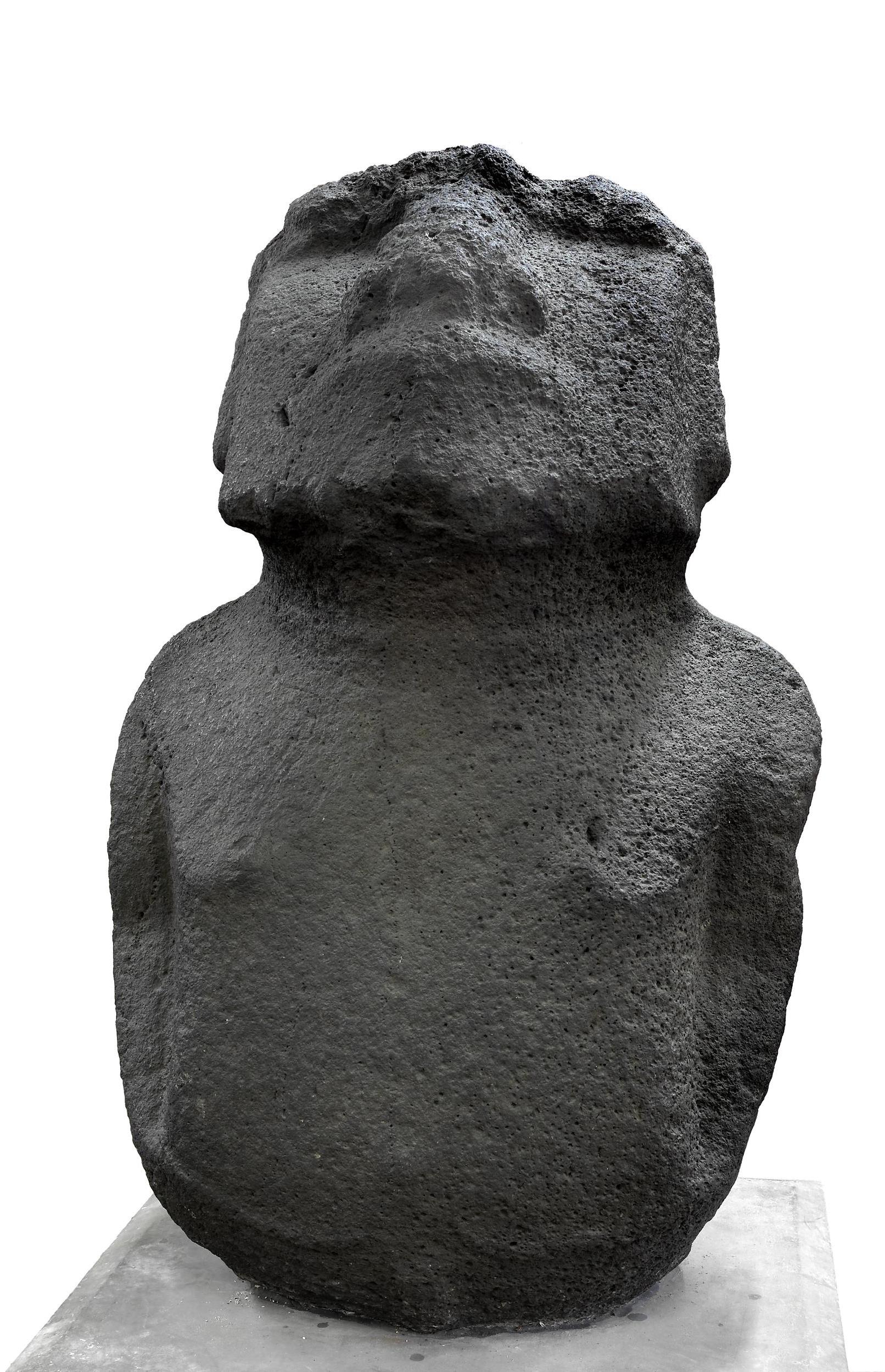 Rapanui Pioneers Society on X: Facebook: Another interesting one. It looks  like an attempt by a fine-arts sculptor at imitating the ancient moai  classic style. The nose is very human like and