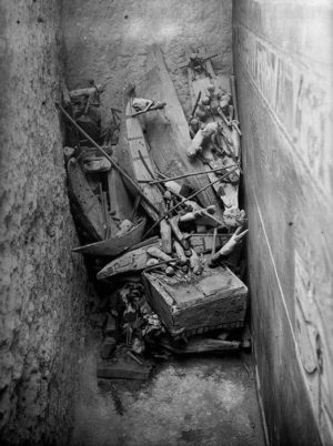 Figurines in a ransacked tomb chamber next to the coffin (right). Tomb of Djehutynakht (Barsha), Dynasty 12. Museum of Fine Arts, Boston (1915).