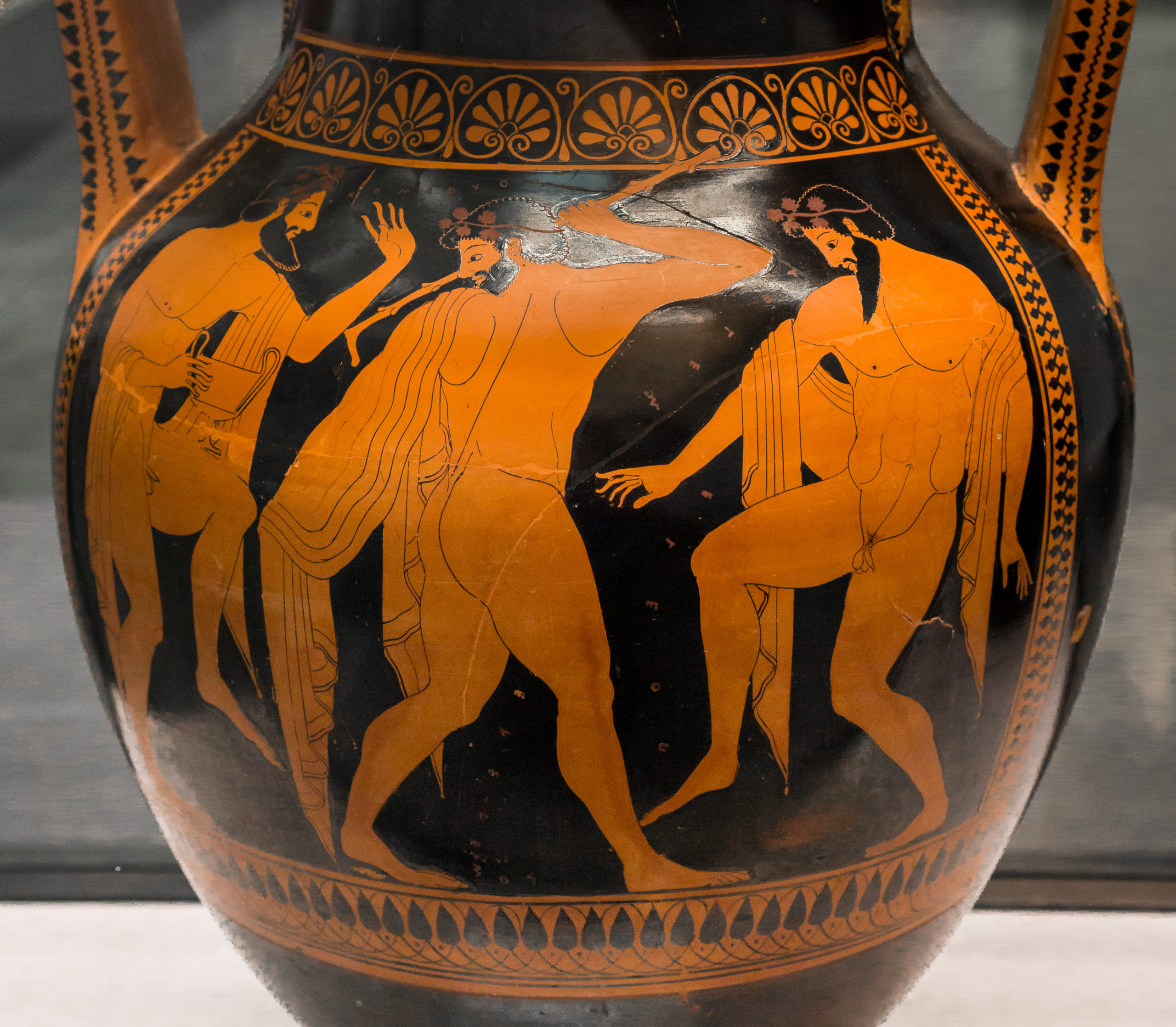 Drinking and dancing with kantharos (detail), Euthymides, Three Revelers (Athenian red-figure amphora), c. 510 B.C.E., 61 cm high (Staatliche Antikensammlungen, Munich; photo: ArchaiOptix, CC BY-SA 4.0)