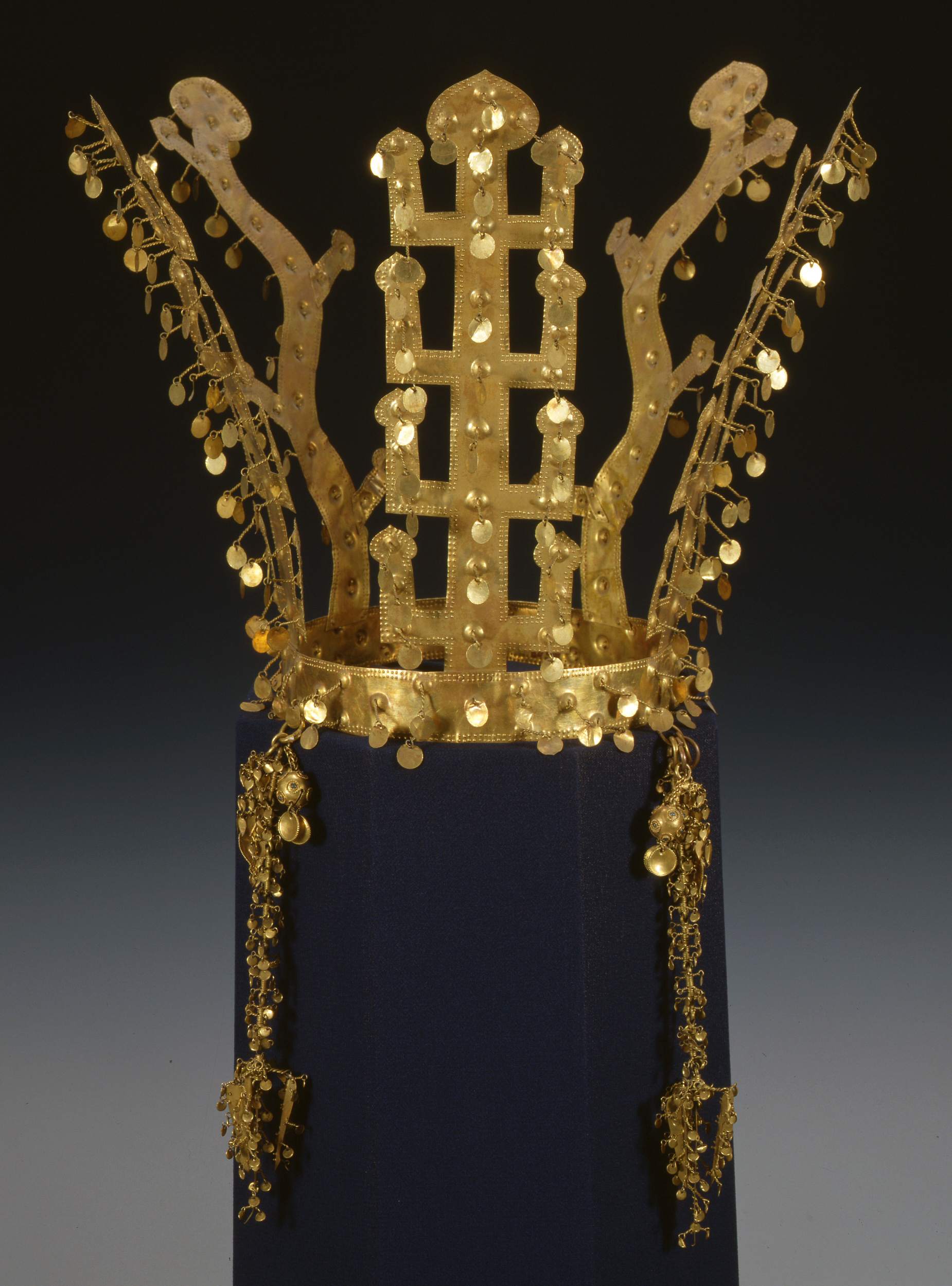 Gold crown and gold belt from the north mound of Hwangnamdaechong Tomb