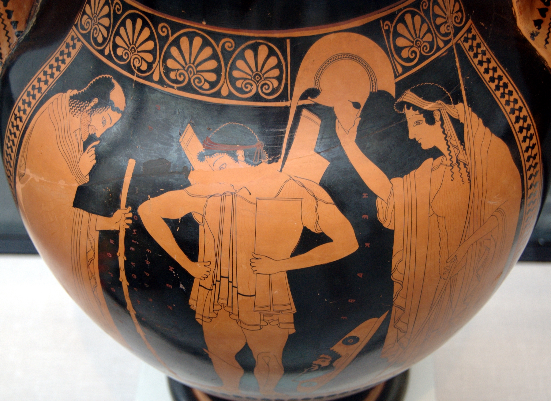 Hector receiving the helmet from Hecube (detail), Euthymides, Three Revelers (Athenian red-figure amphora), c. 510 B.C.E., 61 cm high (Staatliche Antikensammlungen, Munich; photo: ArchaiOptix, CC BY-SA 4.0)