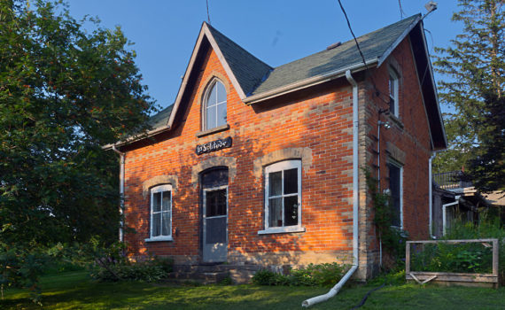 “A Cheap Farm House,” near Markdale, Ontario. Photo: Peter Coffman, 2021.