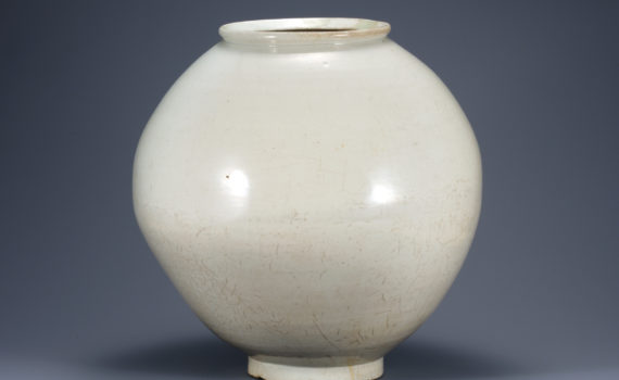 White Porcelain Moon Jar, early 18th century, Joseon, 41 cm high, Treasure 1437 (National Museum of Korea)