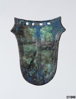 Shield-Shaped Artifact, Early Iron Age, bronze, excavated at the archaeological site in Goejeong-dong, Seo-gu, Daejeon, 15.9 cm long (National Museum of Korea)