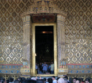 Detail of glass and gold mosaic, entrance to Wat Phra Kaew, Bangkok, Thailand (photo: Aimaimyi, CC BY-SA 3.0)