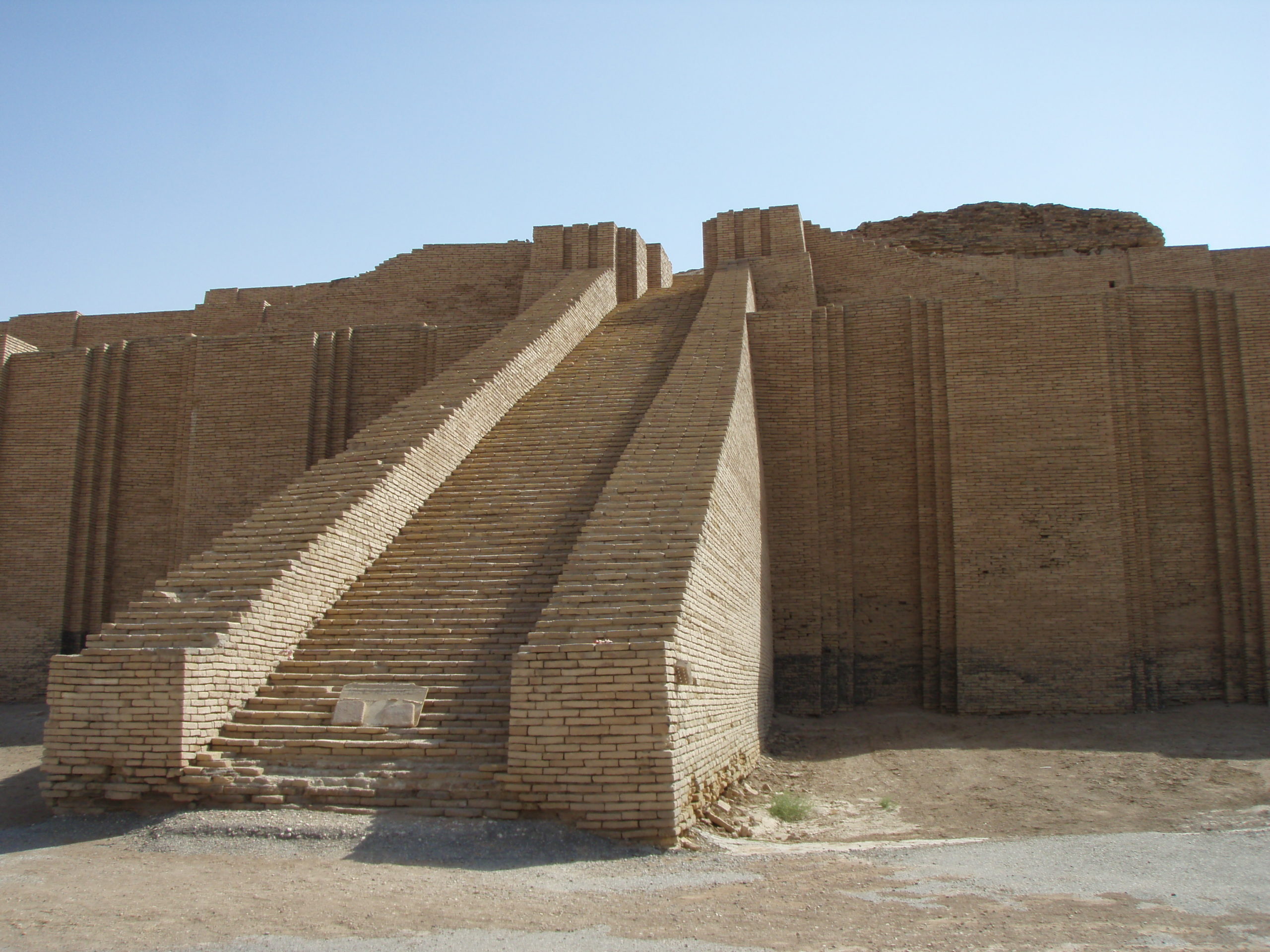 Ziggurat of Ur (largely reconstructed), c. 2100 B.C.E., mud brick and baked brick, Tell el-Mukayyar, Iraq (photo: Kaufingdude, CC BY-SA 3.0)