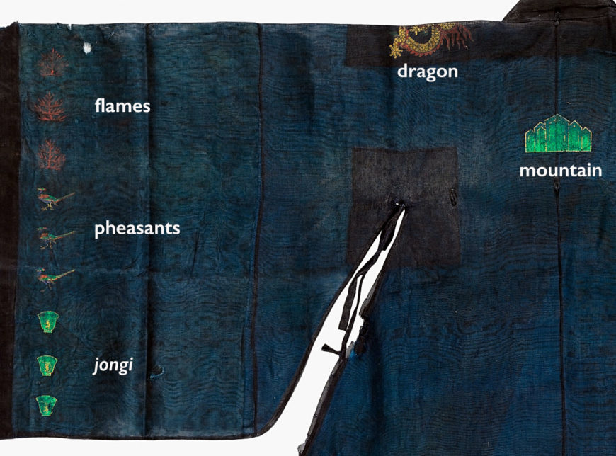 Detail of the mountain (here painted green) and the line of emblems on the left sleeve of the hyeonui. The jongi show the monkey design. Gujangbok (九章服, front and back), late 19th or early 20th century, Joseon Dynasty, plain silk gauze, 137.5 cm long, sleeve length (from center of collar): 94.5 cm, Important Folklore Cultural Heritage 66 (National Museum of Korea)