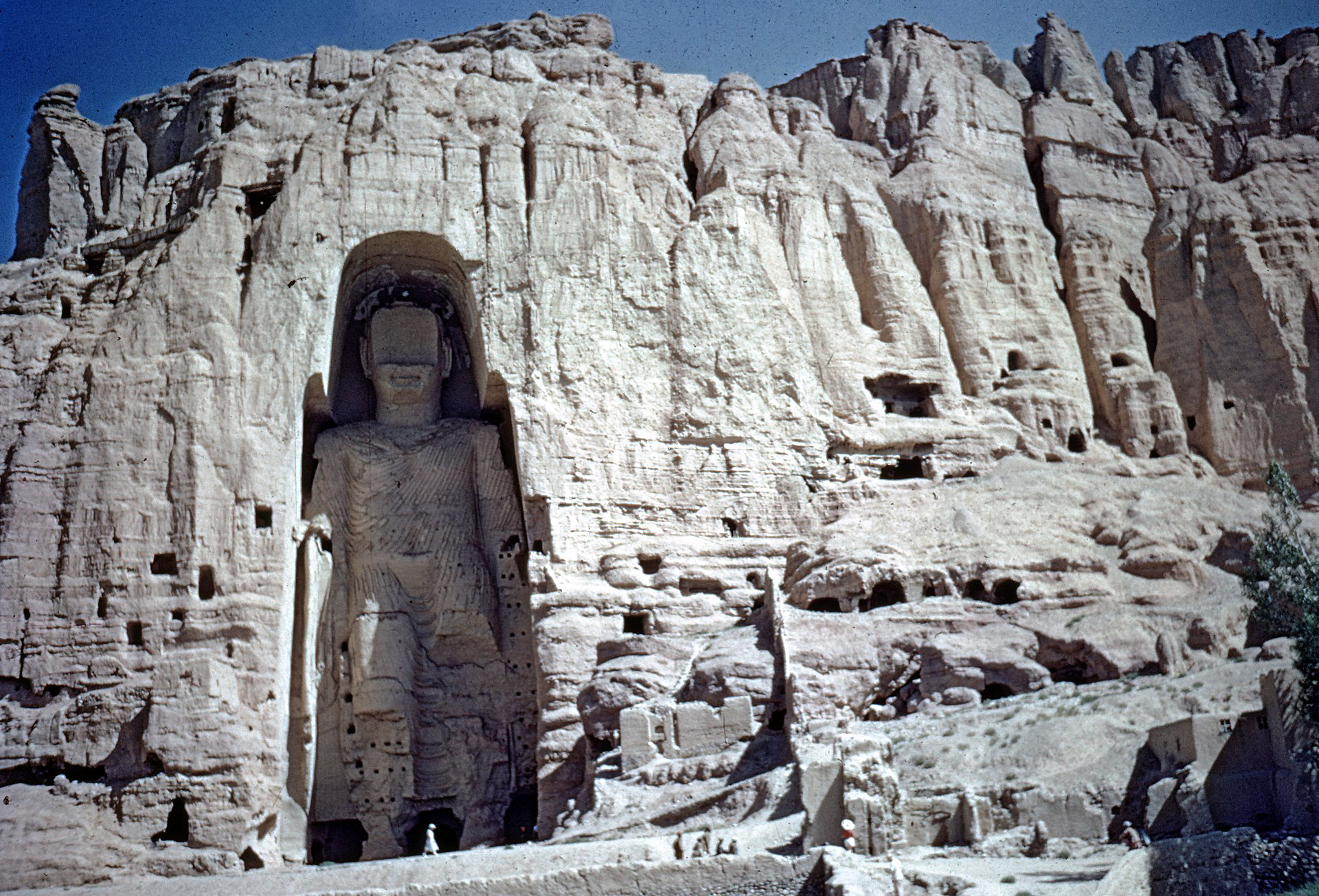 West niche, c. 6th–7th c C.E., stone, stucco, paint, Bamiyan, Afghanistan, Buddha destroyed 2001 (photo: Françoise Foliot, CC BY-SA 4.0)