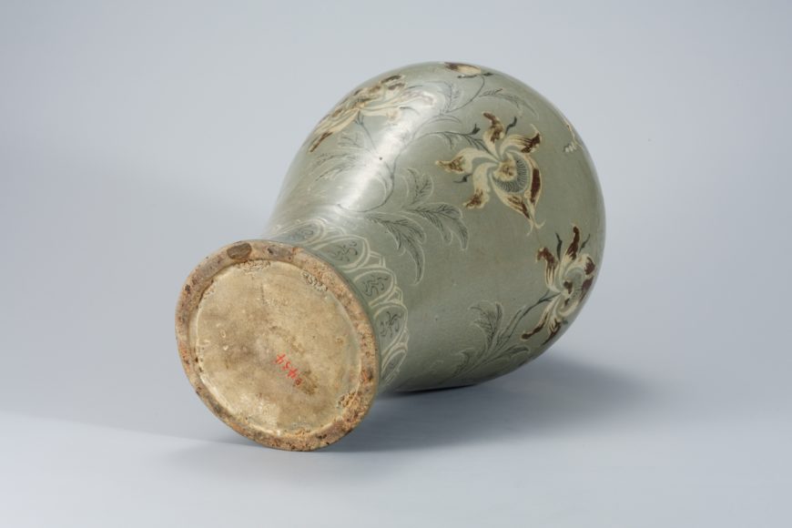 Celadon maebyeong with inlaid peony design and copper-red underglaze, 12th–13th century, 34.5 x 5.8 x 13.2 cm, Treasure 346 (The National Museum of Korea)