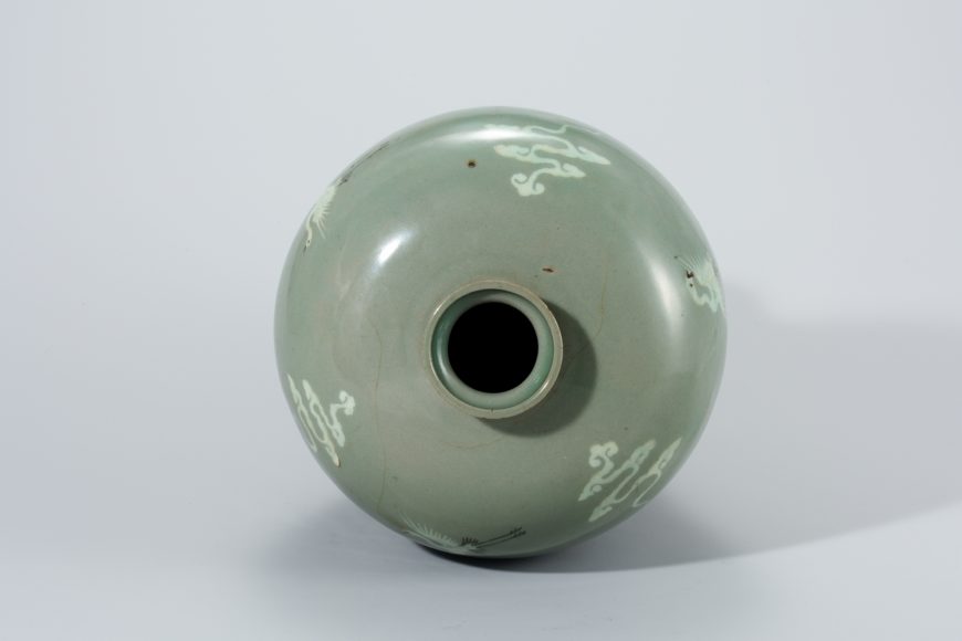 Mouth of Celadon Maebyeong with Crane and Cloud Design, Goryeo Dynasty (late 12th–13th century), 30.3 x 5.3 x 10.5 cm, Treasure 1869 (The National Museum of Korea)