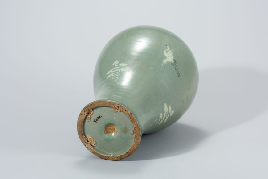 Foot of Celadon Maebyeong with Crane and Cloud Design, Goryeo Dynasty (late 12th–13th century), 30.3 x 5.3 x 10.5 cm, Treasure 1869 (The National Museum of Korea)
