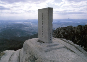 At the present day, there remain only a foundation and grooves for building, with a marker indicating that this is the site of Bukhansanbi, a monument to King Jinheung. The body of the monument is housed in the National Museum of Korea, having originally been moved to Gyeongbokgung Palace for safekeeping in 1972. A copy of Mt. Bukhansan Monument for King Jinheung’s Inspection in its original location on the summit of Bibong (Monument Peak). The stele was erected to commemorate King Jinheung’s inspection of the Han River region.