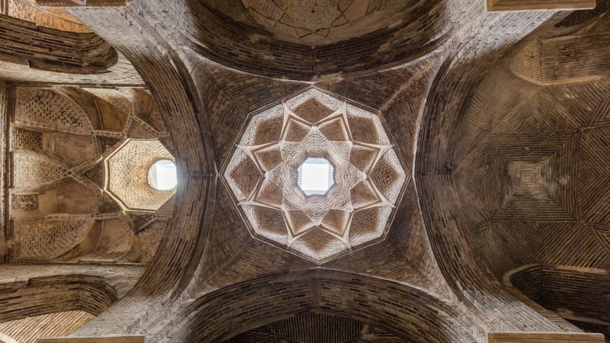 Dome with oculus in the hypostyle prayer hall, Great Mosque or Masjid-e Jameh of Isfahan (photo: Diego Delso, CC BY-SA 4.0)