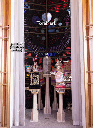 Torah ark with Torah ark curtain, tik, and dressed Torahs, Temple Beth Shalom, New Jersey (Ariel Fein, CC BY-SA 2.0)