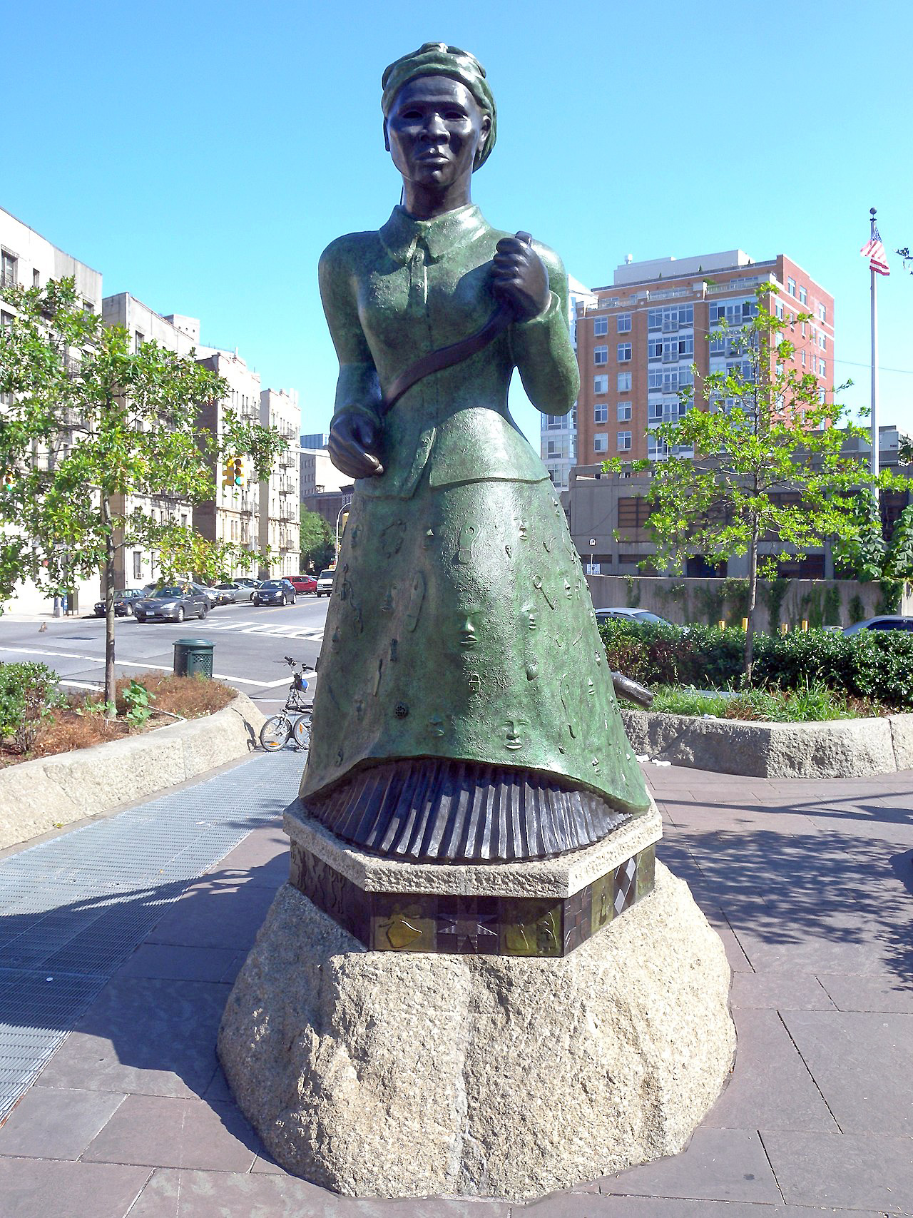 Alison Saar, Swing Low: Harriet Tubman Memorial, dedicated November 13, 2008. 13 feet (H), bronze and Chinese granite (photo: Jim.henderson, CC0 1.0)