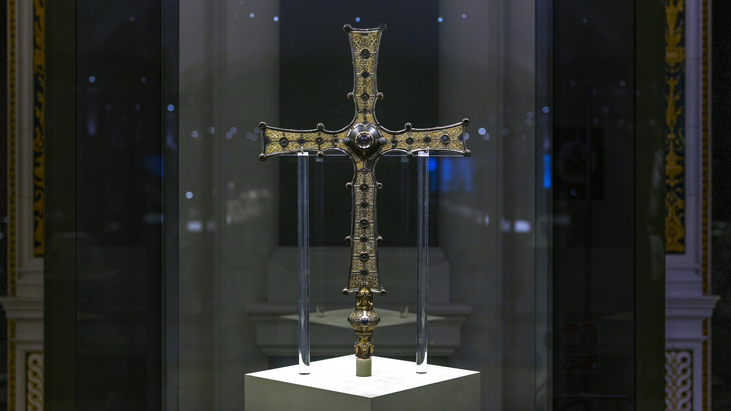 Máel Ísú mac Bratáin Uí Echach, The Cross of Cong (commissiond by Toirrdelbach Ua Conchobair king of Connacht and high king of Ireland, 1123, oak core within cast bronze, rock crystal, gold filigree, gilding, silver sheeting, niello and silver inlay, glass, and enamel, 76 x 48 x 3.5 cm (National Museum of Ireland)