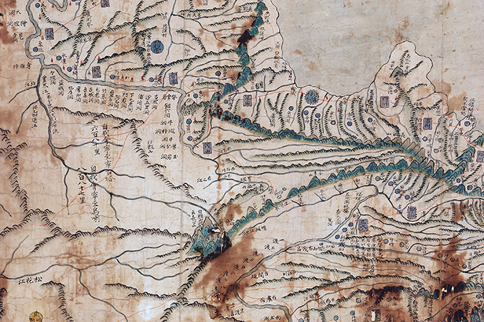 Detail showing the area around Mt. Baekdu and Dumangang River. Cheonggu Gwanhaebang Chongdo (“Map for National Defense of Korea”), 18th century (Joseon Dynasty), 285 x 86.3 cm, Treasure 1582 (National Museum of Korea)