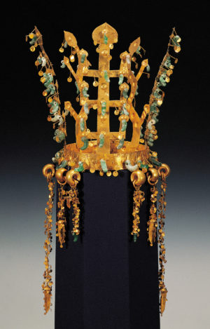 Crown, second half of 5th century (Silla kingdom), gold and jade, 27.3 cm high, excavated from the north mound of Hwangnam Daechong Tomb, National Treasure 191 (National Museum of Korea, Seoul; photo: Cultural Heritage Administration, CC BY-NC-ND 4.0)