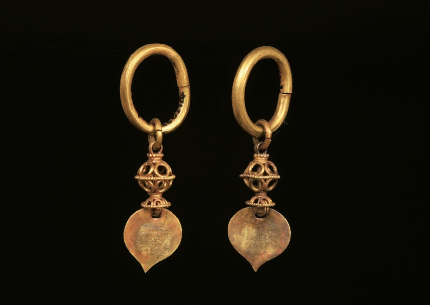 Gold earrings, c. 5th century, Silla Kingdom, from the south mound at Hwangnamdaechong Tomb in Hwangnam-dong, Gyeongju (Gyeongju National Museum)