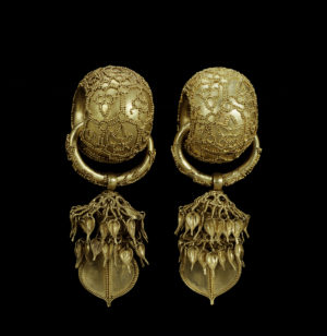 Pair of earrings, second quarter of 6th century (Silla kingdom), gold, 8.6 cm long (left), 8.75 cm long (right), excavated from Bomun-dong Hapjangbun Tomb, National Treasure 90 (National Museum of Korea, Seoul)