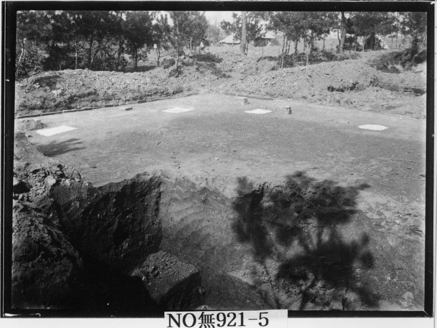 Photograph of the first excavation at Gunsu-ri temple site, Buyeo-eup, 1936 (National Museum of Korea)